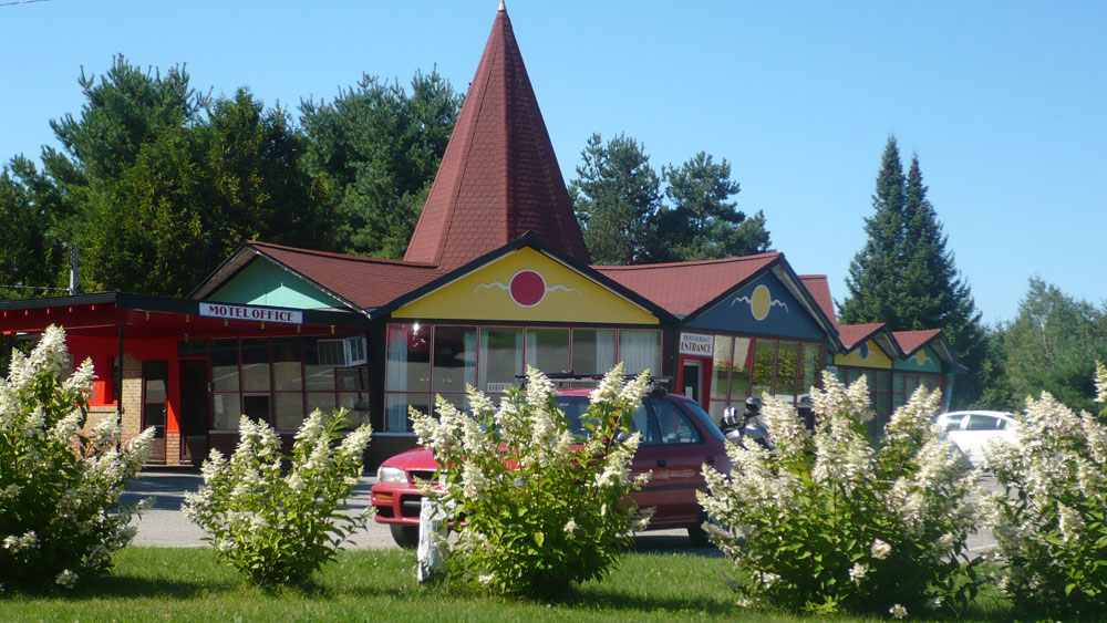 exterior red top motor inn