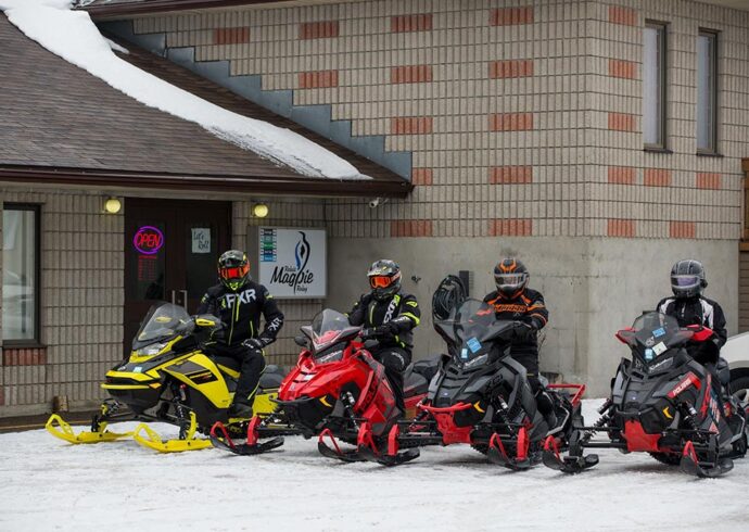 relay-magpie-relais-main